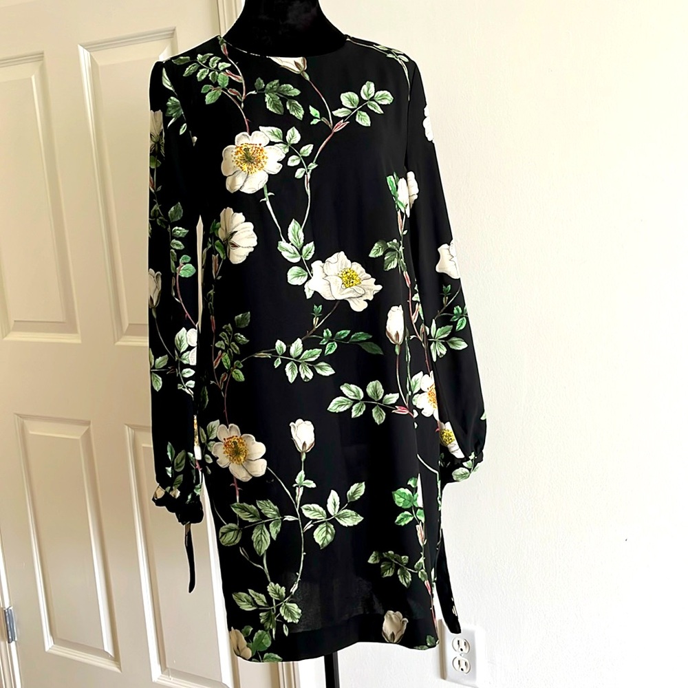 Beautiful short dress with long sleeves and straps, 2 pockets, very gd material